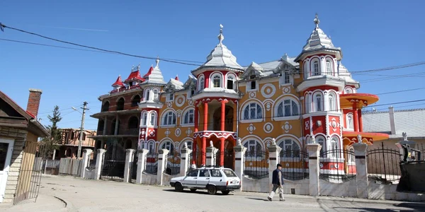 În Huedin, țiganii au ridicat aproape 100 de palate din banii obținuți în Anglia