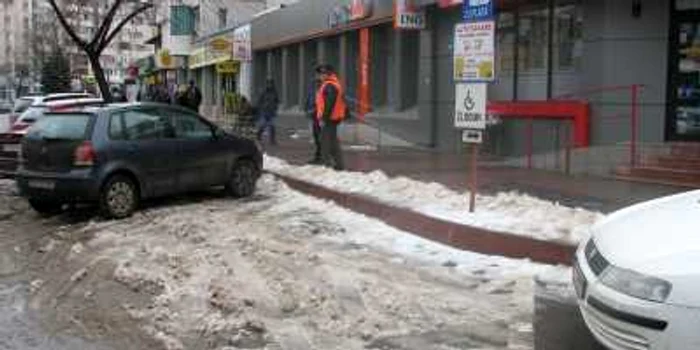 Locurile pentru persoane cu handicap nu se cunosc din cauza zăpezii