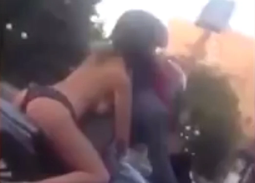 
    A mers pe motocicletă în sânii goi Foto captură foto/Youtube  