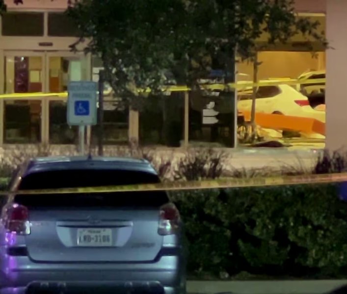 Imagini de coșmar într-un spital din Texas. O mașină a pătruns în sala de urgențe: un mort și 5 răniți VIDEO
