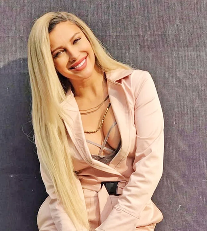 Lora (37 de ani) a devenit mai îndrăzneaţă, în ultima vreme