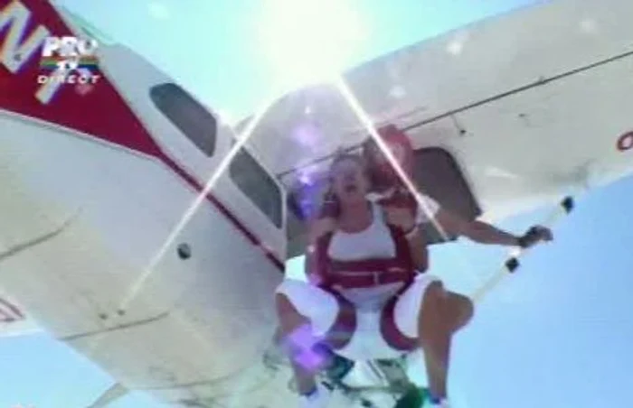 Jasmine a regretat că a sărit din avion (Foto: captură video Pro TV)