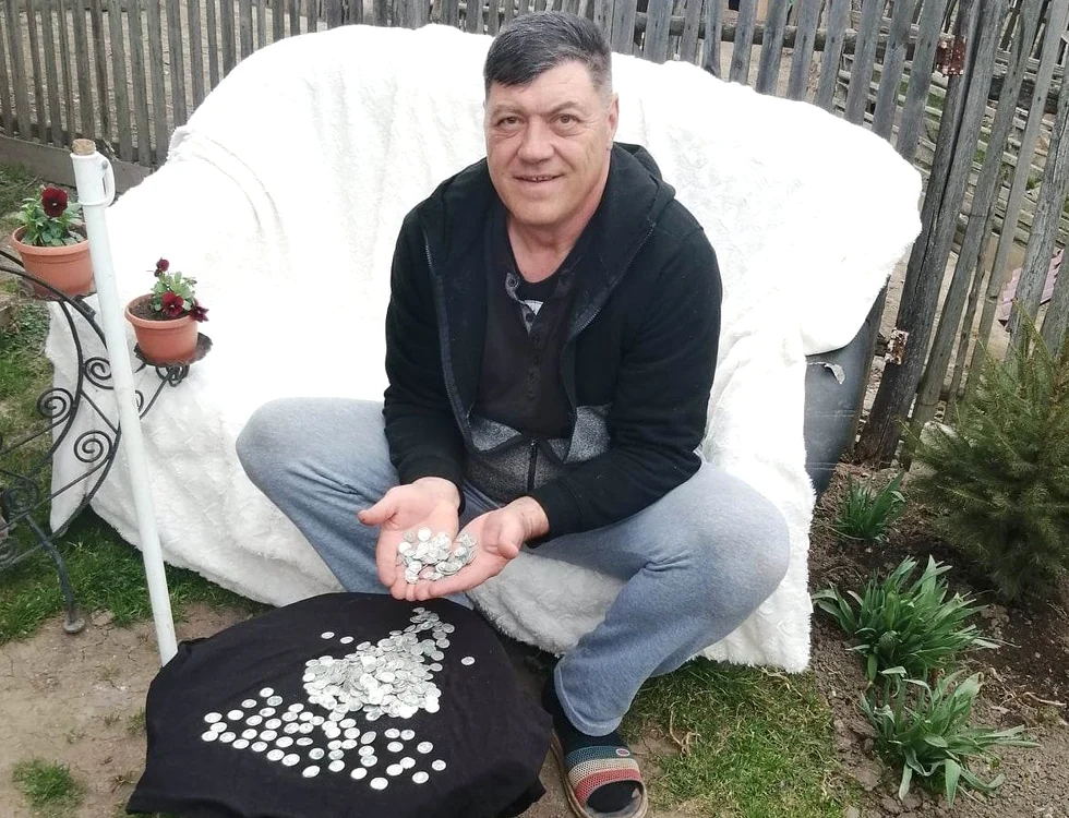 Stelian Chiriac, etalând o parte din denarii descoperiți FOTo Facebook