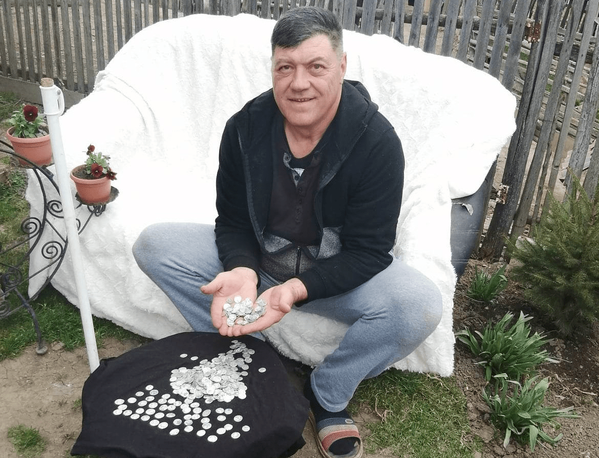 Bursucii şi un detectorist au scos la lumină un tezaur milenar, cu sute de monede. Unde era îngropat
