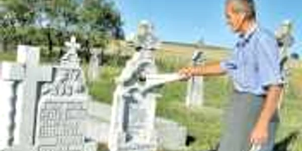 Peter Trimper,  75 de ani, are grijă de mormintele nemţilor din satul  Charlottenburg 