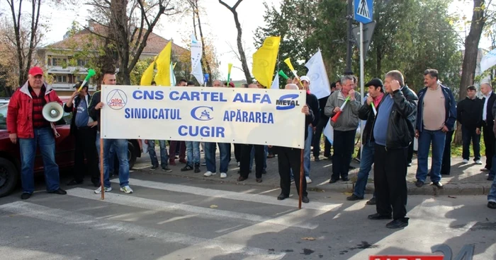 Sindicaliştii protestează în stradă. Foto: alba24.ro