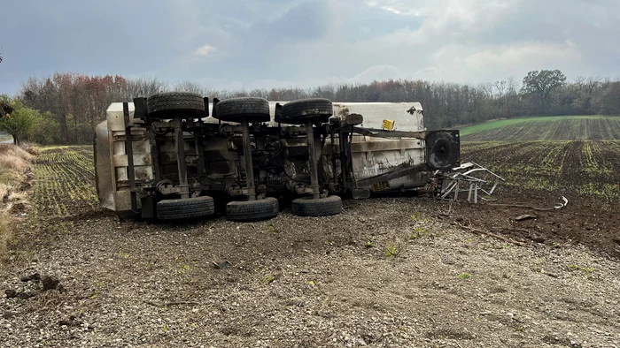 Șoferul TIR-ului a fost rănit. FOTO ISU Giurgiu