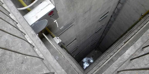 Bărbatul a căzut în luminator. Foto arhivă ADS Ploieşti