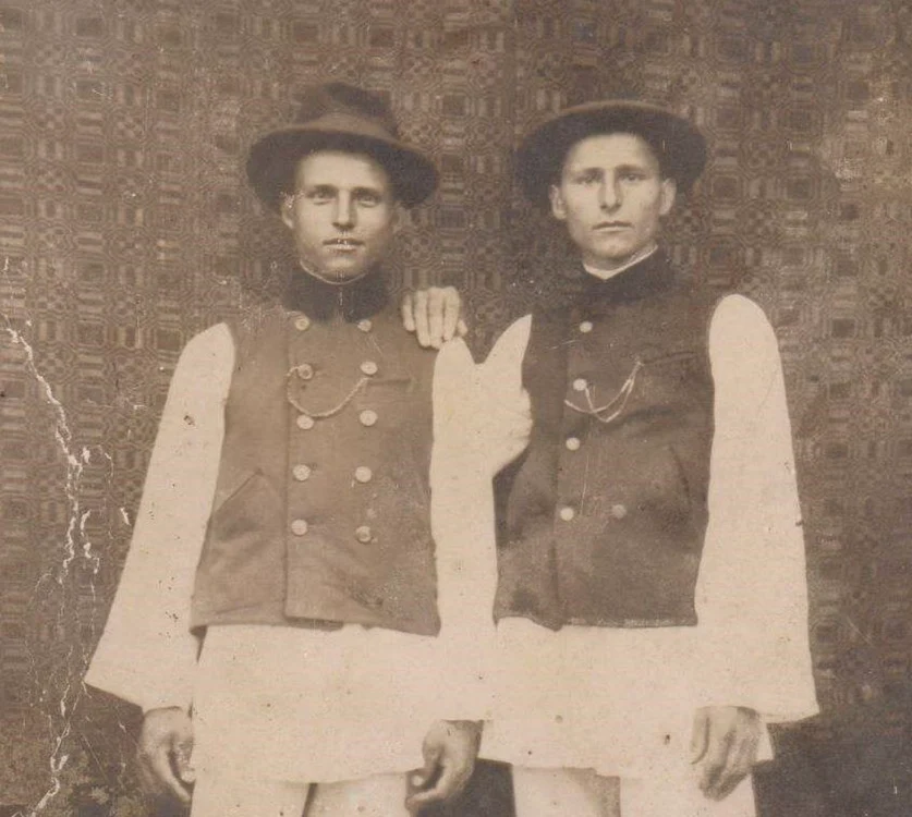 Constantin Dumitraşcu, cu fratele Niculae, in 1938. C Dumitraşcu e cel din cel din dreapta Foto: arhivă personală Jean Dumitraşcu