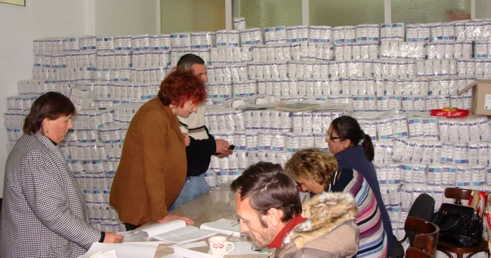 Săracii trebuie să-şi ridice urgent aliemntele altfel, ies din termenul de valabilitate