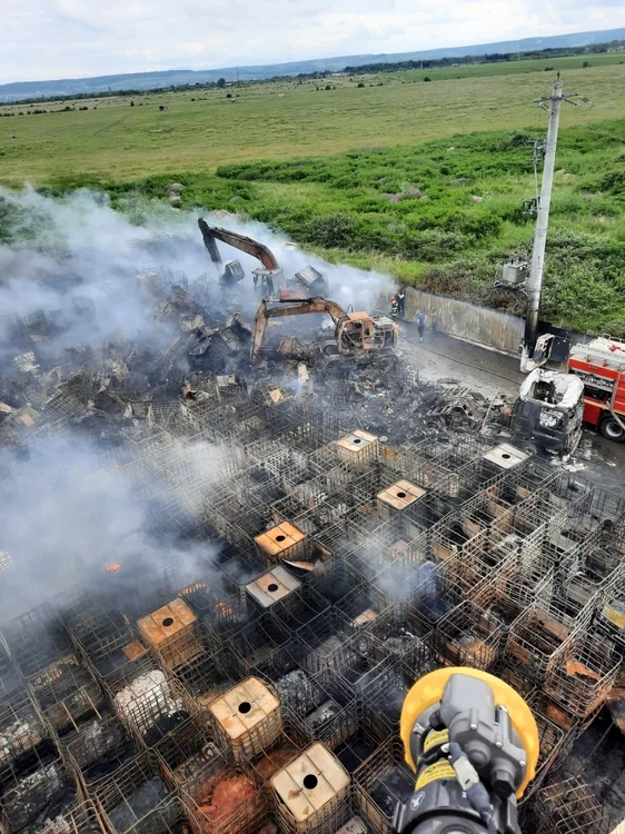incendiu depozit comuna bradu arges 02 foto isu arges