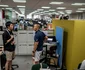 Oficiali guvernamentali îmbrăcați în ținute lejere, inclusiv pantaloni scurți, în biroul clădirii Guvernului din Tokyo FOTO AFP