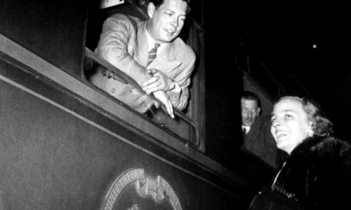 Fabuloasa avere a Familiei Regale a României, aşa cum o arăta presa anilor '90: trenul burduşit cu tablouri, 158 de castele, 5 fabrici, o escadrilă de aviaţie jpeg