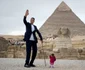 Cel mai înalt om din lume turcul Sultan Kosen şi cea mai scundă femeie indianca Jyoti Amge pozează în faţa piramidelor dîn Giza Egipt FOTO EPA-EFE / Mohamed Hossam