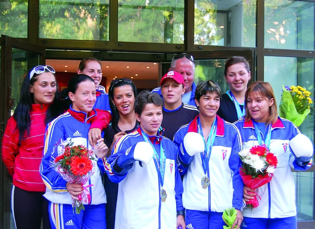 
    Lotul feminin de box  