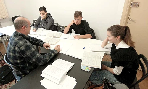 Fizică   Tinerii fac pregătiri  pentru examenul  de maturitate jpeg
