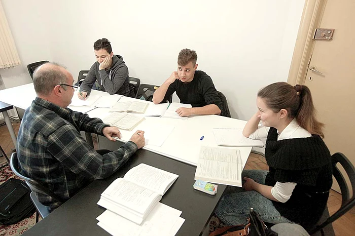 Fizică - Tinerii fac pregătiri  pentru examenul  de maturitate