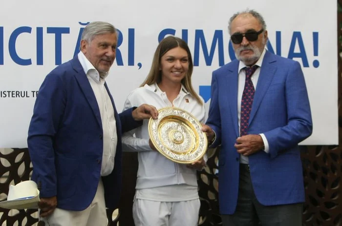 Simona Halep, alaturi de Ion Țiriac si de Ilie Năstase, la revenirea in Romania de la WimbledonFOTO: Mihai Ionescu