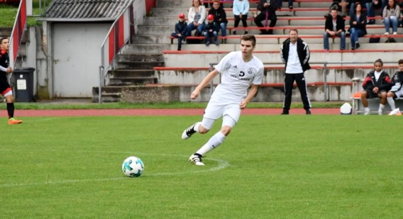 
    Tiberiu Istrătescu, care este impresariat de compania Alexandrion Sport Management, a evoluat până acum în campionatul Germaniei la SpVgg Landshut.Foto: Click!  
