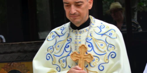 Preotul Claudiu Banu din Constanţa de la Biserica Sfântul Mucenic Mina este printre locatarii blocului devastat de incendiu Sursa Facebook CB