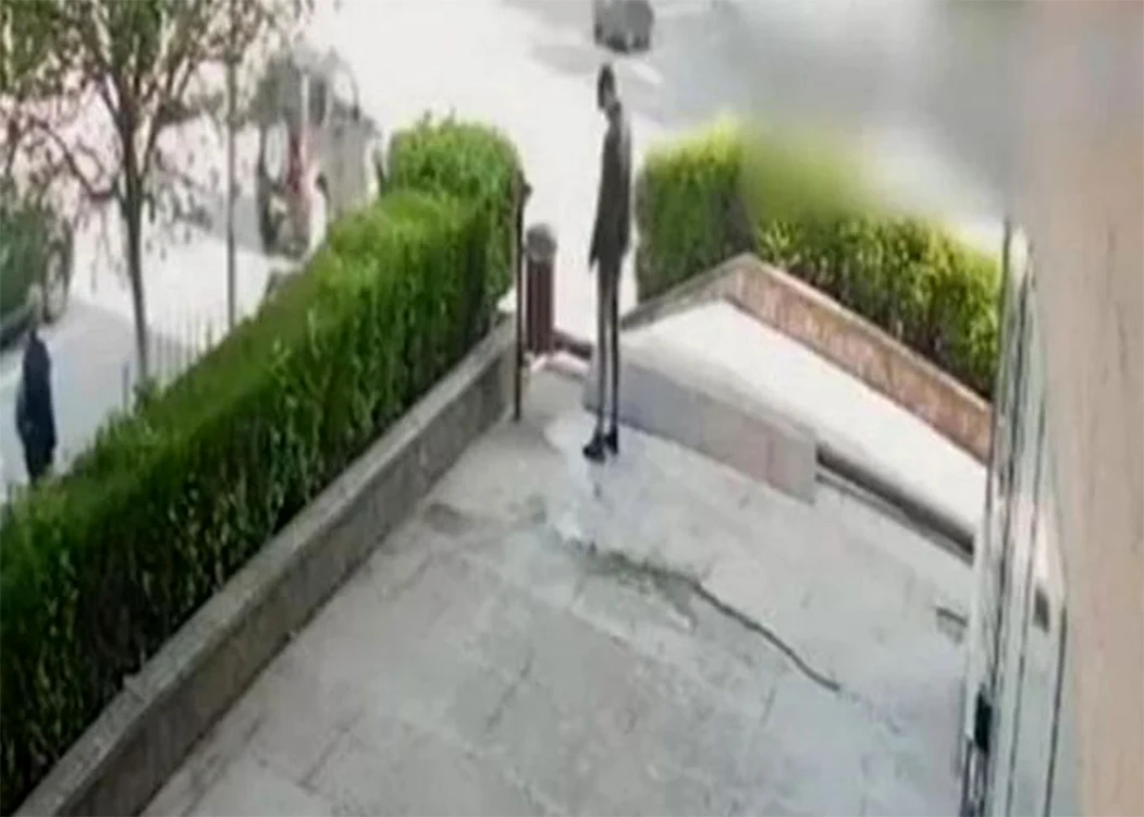 Băiatul de 19 ani s-a stropit cu benzină înainte de a-şi da foc. Captură Antena 3