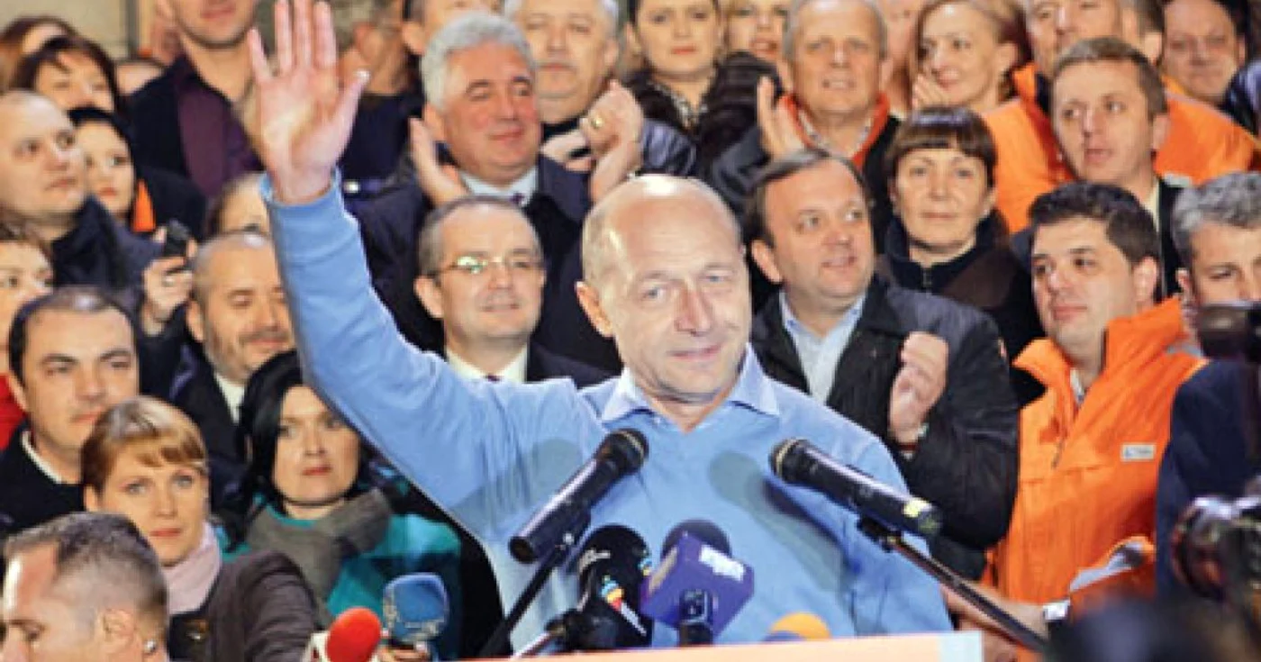 Traian Băsescu a câştigat scrutinul prezidenţial cu un avans de 70.000 de voturi faţă de contracandidatul său, Mircea Geoană