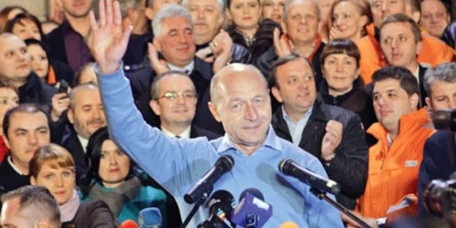 Traian Băsescu a câştigat scrutinul prezidenţial cu un avans de 70.000 de voturi faţă de contracandidatul său, Mircea Geoană