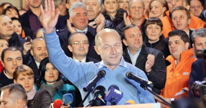 Traian Băsescu a câştigat scrutinul prezidenţial cu un avans de 70.000 de voturi faţă de contracandidatul său, Mircea Geoană