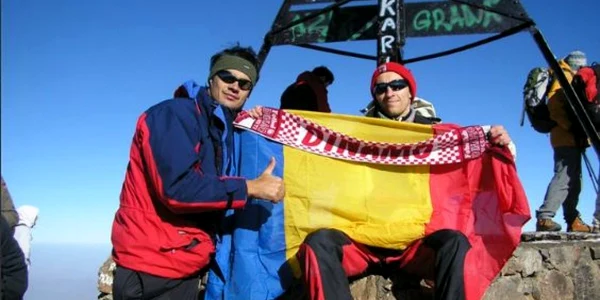 Dragoş Nica (stânga), alături de Ludovic Vieru, în timpul unei expediţii din 2007, în munţii Atlas