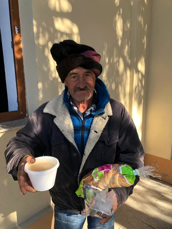 Nevoiașii primesc zilnic o masă caldă de la centrul Episcopiei Slatinei FOTO: arhiva preot. C. Aldea