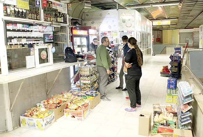 Acest butic de la staţia Piaţa Universităţii a fost închis ieri de ANAF, iar angajaţii şi-au strâns marfa