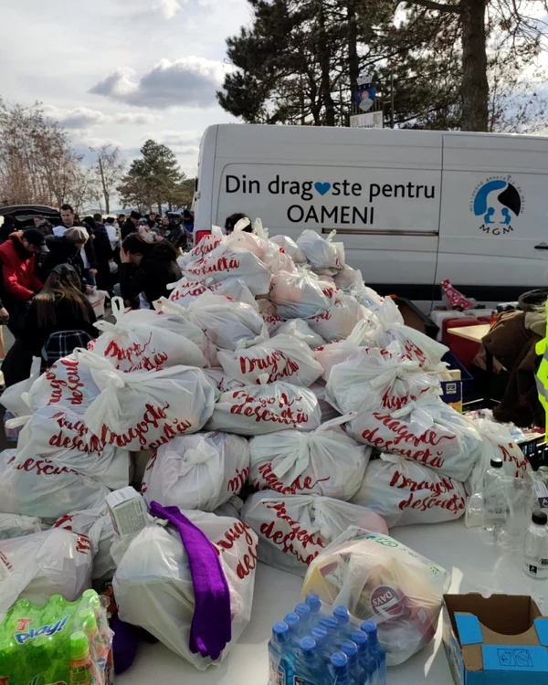 În vama Siret voluntarii români îi aştepată pe cei plecaţi din calea războiului cu cele necesare, însă nu pot afce acelaşi lucru pe teritoriul ucrainean FOTO: Facebook/Magda Săvuică