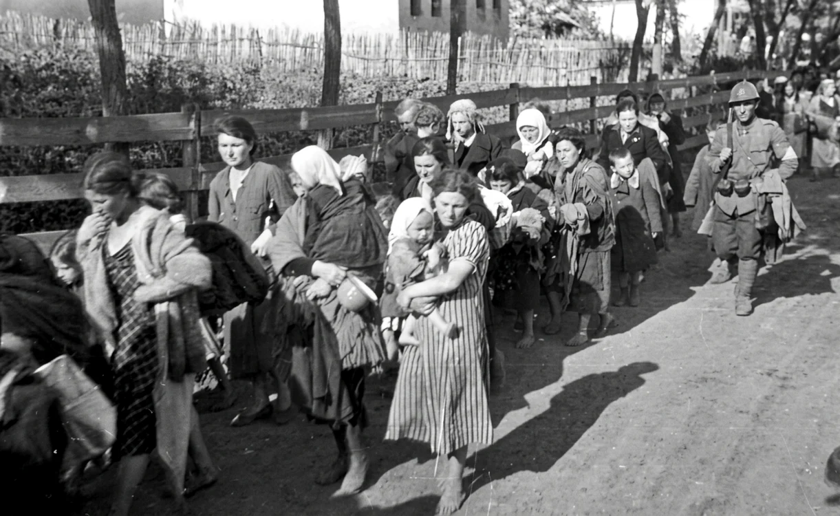 Indiferent de vârstă sau sex, evreii români au fost deportați începând cu 1941.