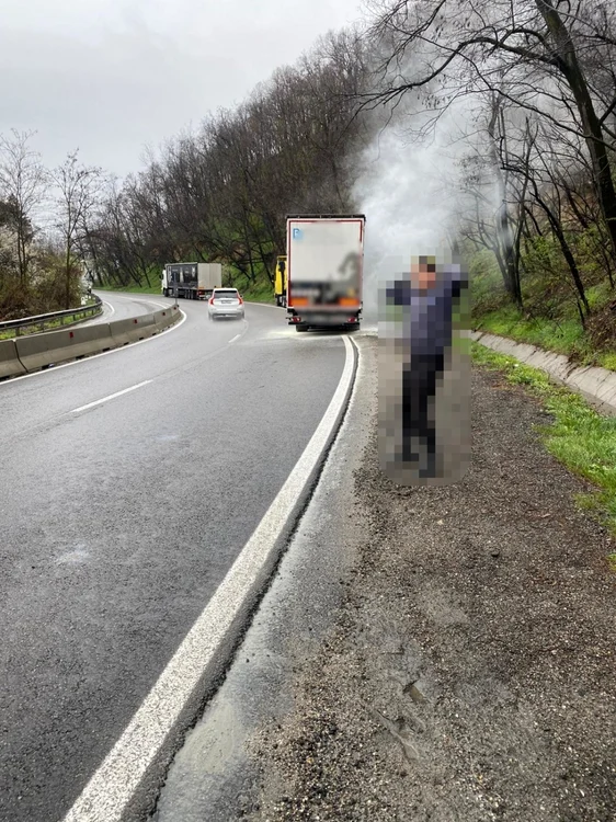 TIR plin cu maşini de spălat a luat foc în trafic pe DN7 - E81 în Vâlcea Foto Adevărul