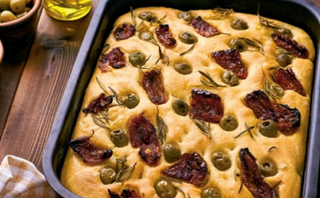 focaccia cu rozmarin, masline si rosii uscate jpg