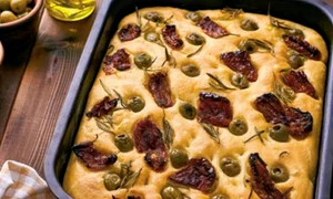 focaccia cu rozmarin, masline si rosii uscate jpg