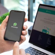 WhatsApp  smartphone laptop iPhone FOTO Shutterstock
