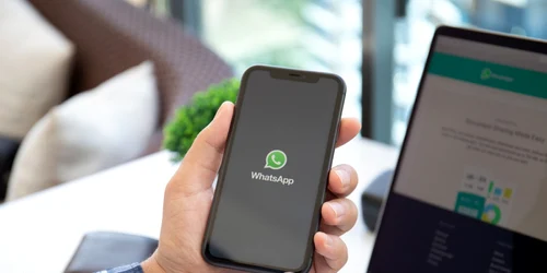 WhatsApp smartphone laptop iPhone FOTO Shutterstock