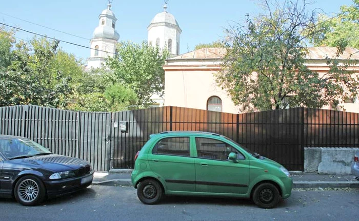 Casa este proaspăt renovată, semn că proprietarii au dat de baniFoto: Florin Şuler