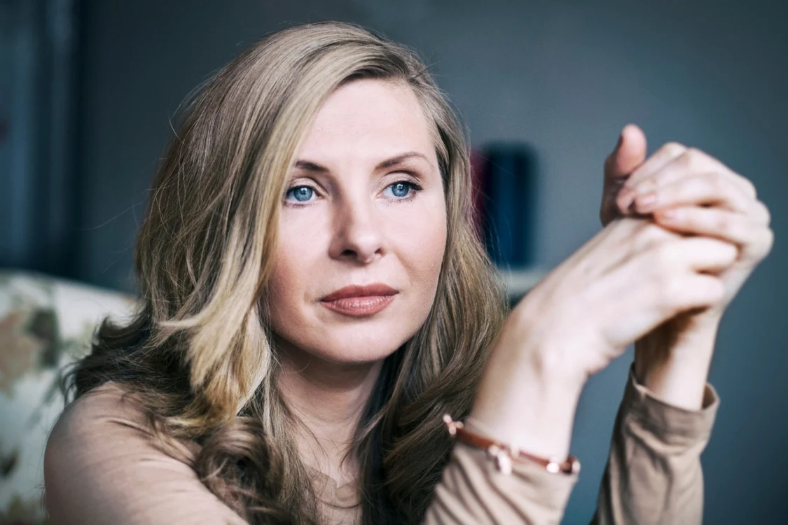 Autoarea romanelor „Vara în care mama a avut ochii verzi“ şi „Grădina de sticlă“ FOTO: Eva Elena