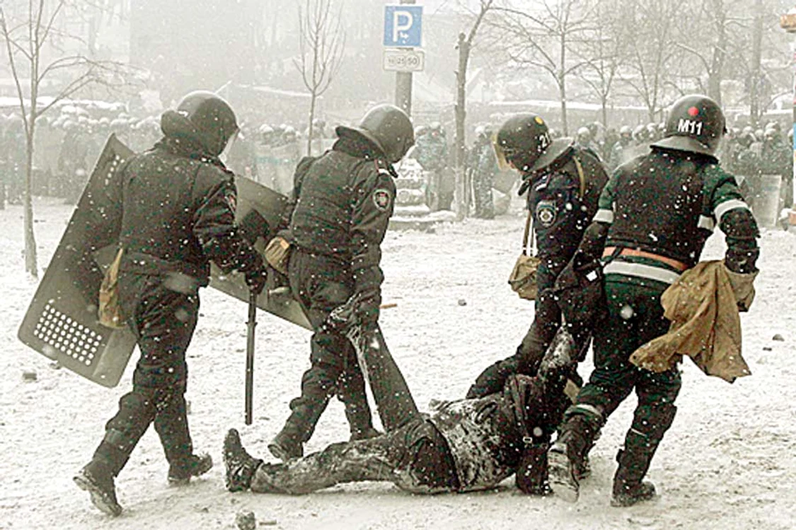 Un protestatar  care a luat  foc în timpul  confruntărilor