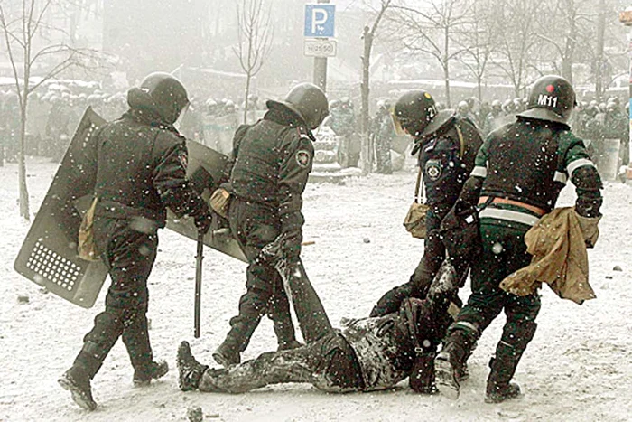 Un protestatar  care a luat  foc în timpul  confruntărilor