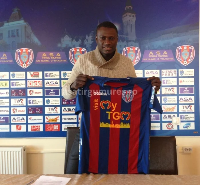 N' Doye a arătat tricoul ce-l va purta la noua sa echipă (foto: www.asatirgumures.ro)