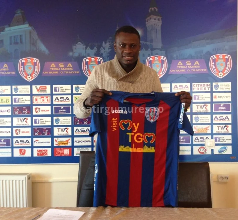 
    N' Doye a arătat tricoul ce-l va purta la noua sa echipă (foto: www.asatirgumures.ro)  