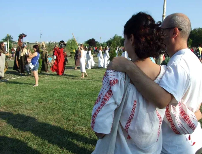 Prezentul în ie tradiţională românească, privind trecutul FOTO S. Ionescu