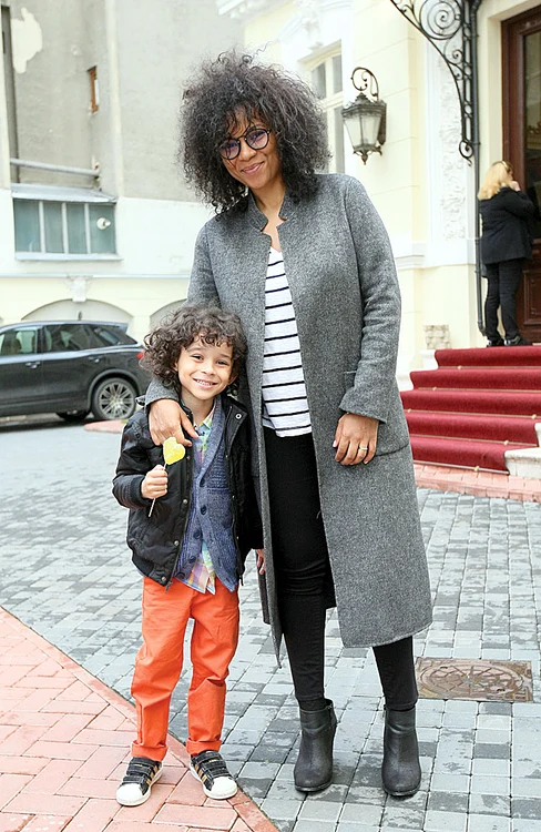 Venită la un eveniment cu fiul ei, Nadine a afişat o coafură ”explodată”, aidoma celei a fotbalistului Carlos Valderrama