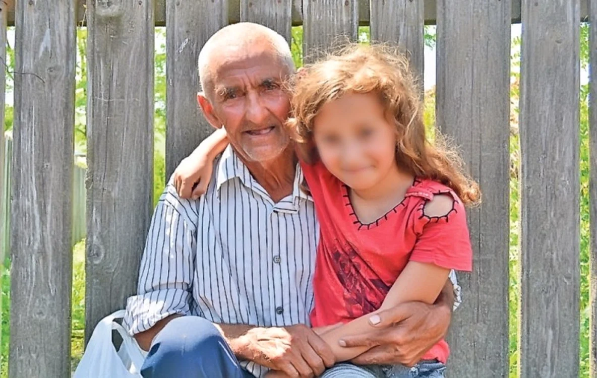 Străbunicul Gheorghe Mardare şi strănepoata sa, Gabriela FOTO Ziarul de Iaşi