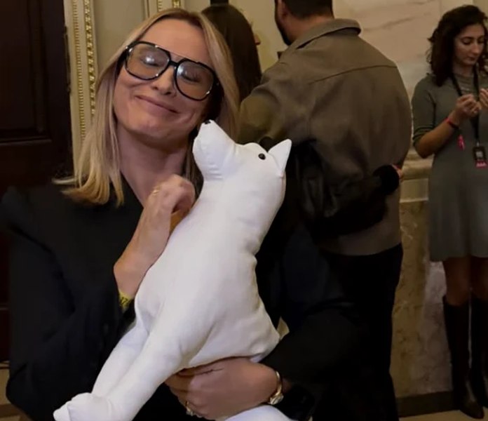 Andreea Esca, în ipostaze neașteptate la Bucharest Fashion Week: „Lucruri bizare pentru mine: vorbesc cu o geantă-cățel!”