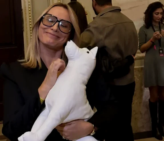 Andreea Esca, cu o geantă-cățel la Bucharest Fashion Week