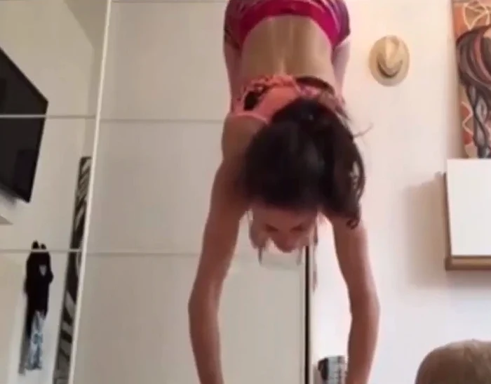 
    Stefanie Milinger (23 de ani) este foarte flexibilăfoto: captură video  